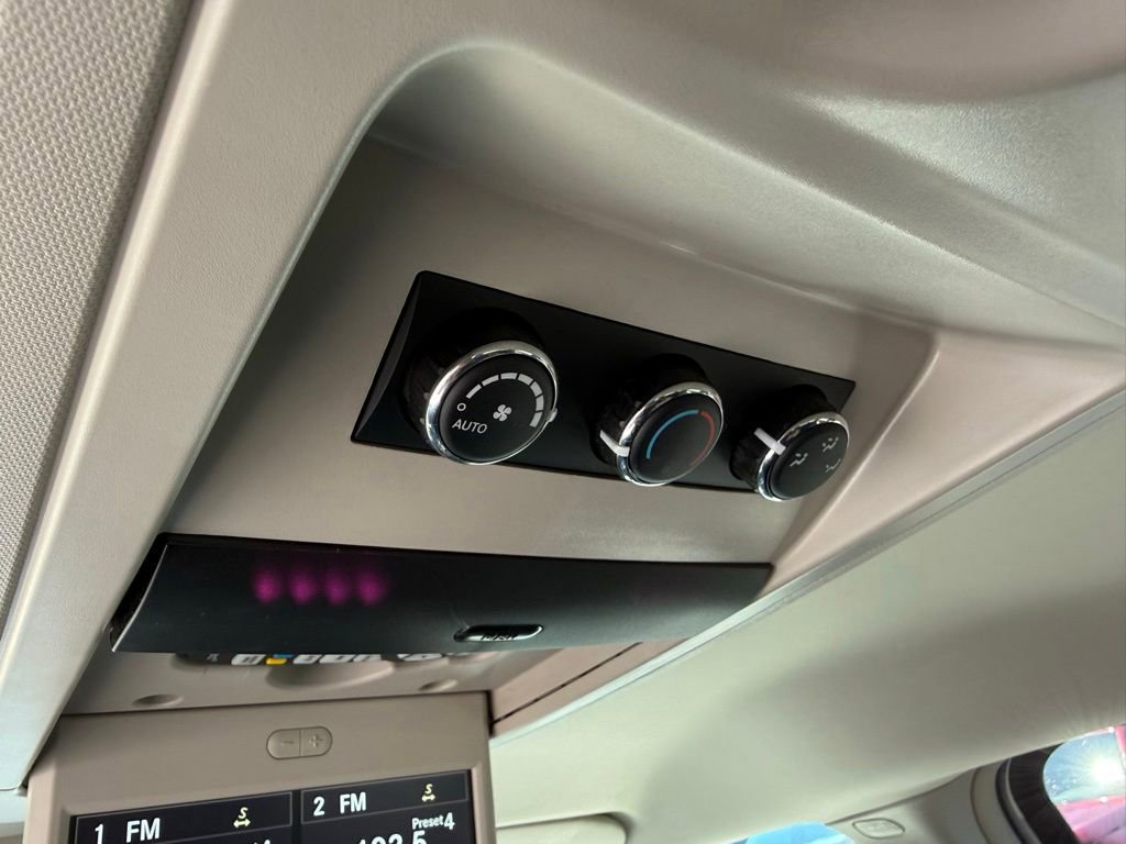 Used 2015 Chrysler Town & Country Touring w/ Driver Convenience Group FWD image 28