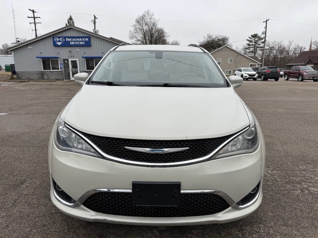 Used 2017 Chrysler Pacifica Touring-L FWD image 8