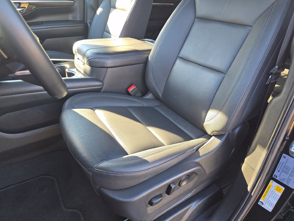 Used 2025 Chevrolet Suburban LT AWD/4WD image 30