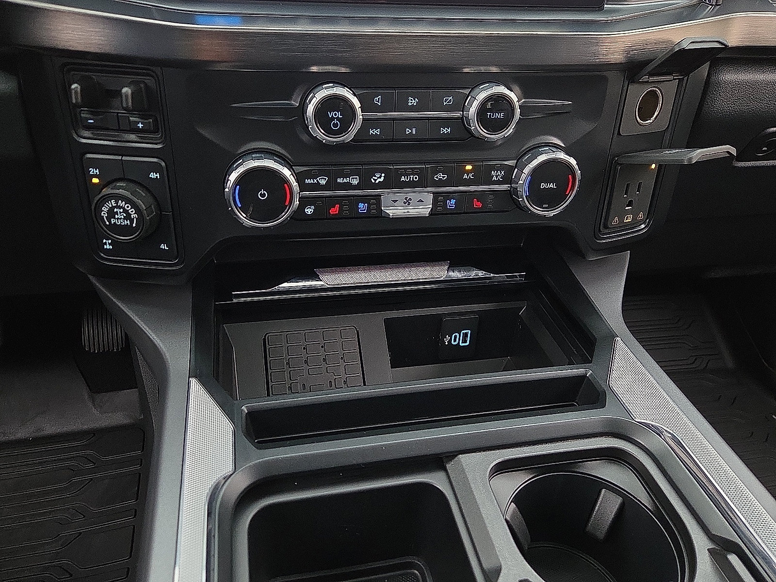 Certified 2024 Ford F350 Lariat w/ Tremor Off-Road Package AWD/4WD image 17
