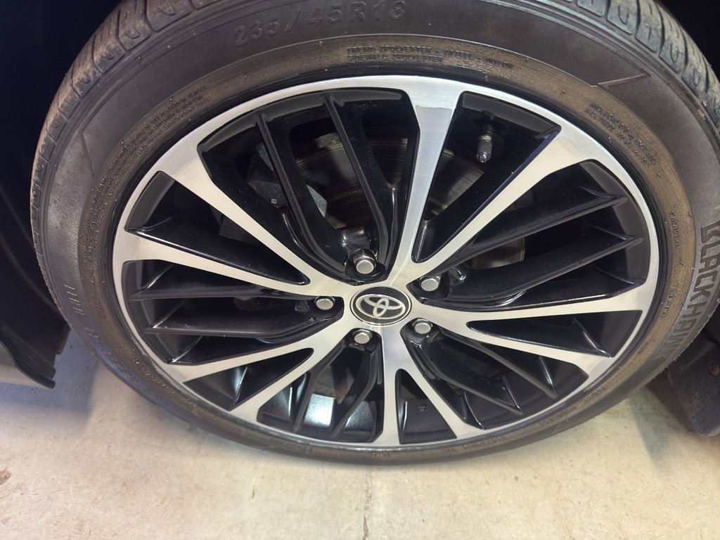 Used 2020 Toyota Camry SE w/ Sunroof Package image 32