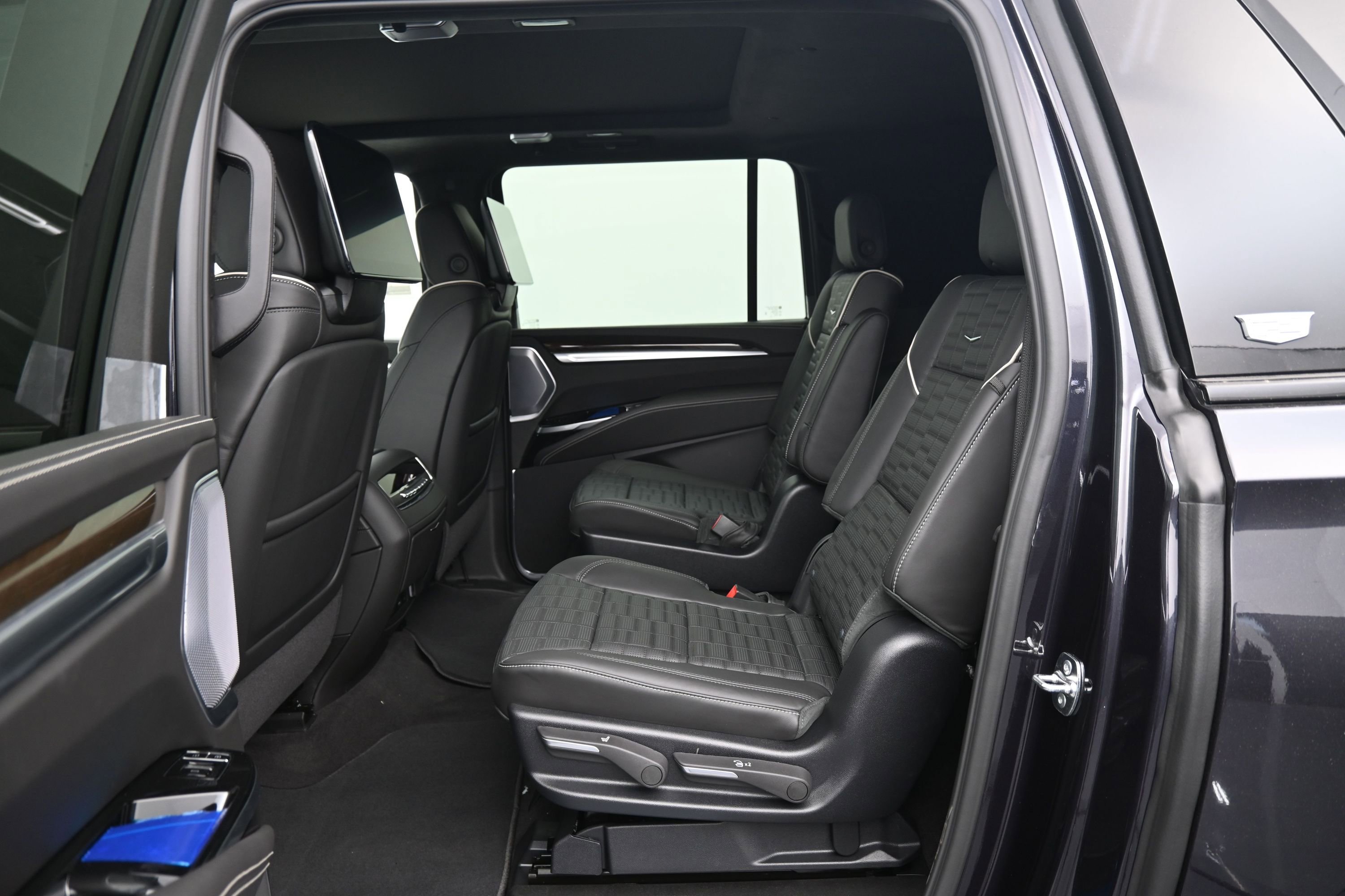New 2026 Cadillac Escalade ESV Platinum Sport w/ LPO, Floor Liner Package AWD/4WD image 10