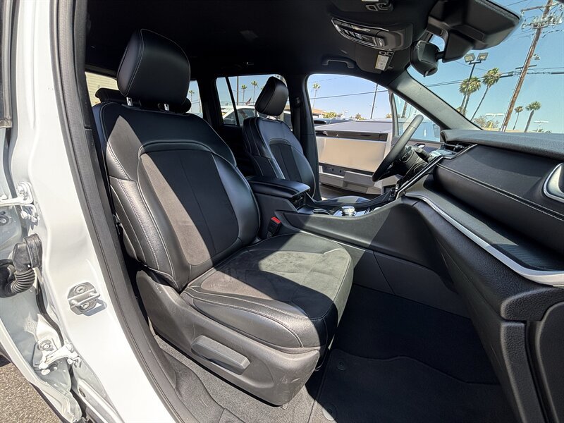 Used 2024 Jeep Grand Cherokee Altitude AWD/4WD image 20