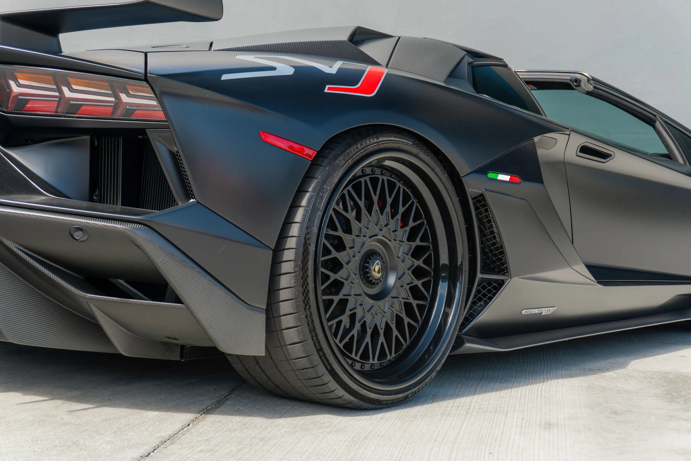 Used 2020 Lamborghini Aventador SVJ AWD/4WD image 48
