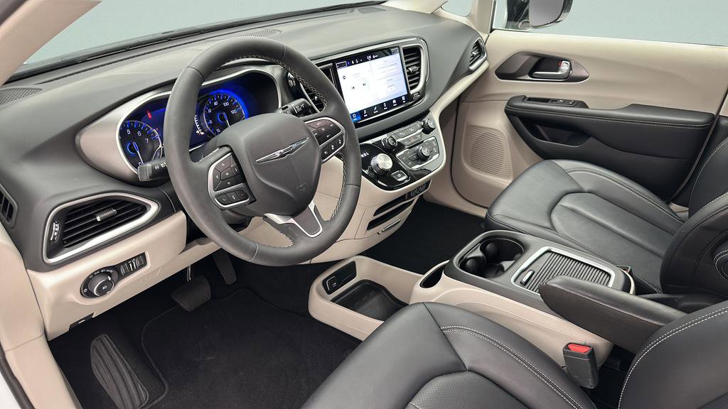 Used 2024 Chrysler Pacifica Touring-L FWD image 15