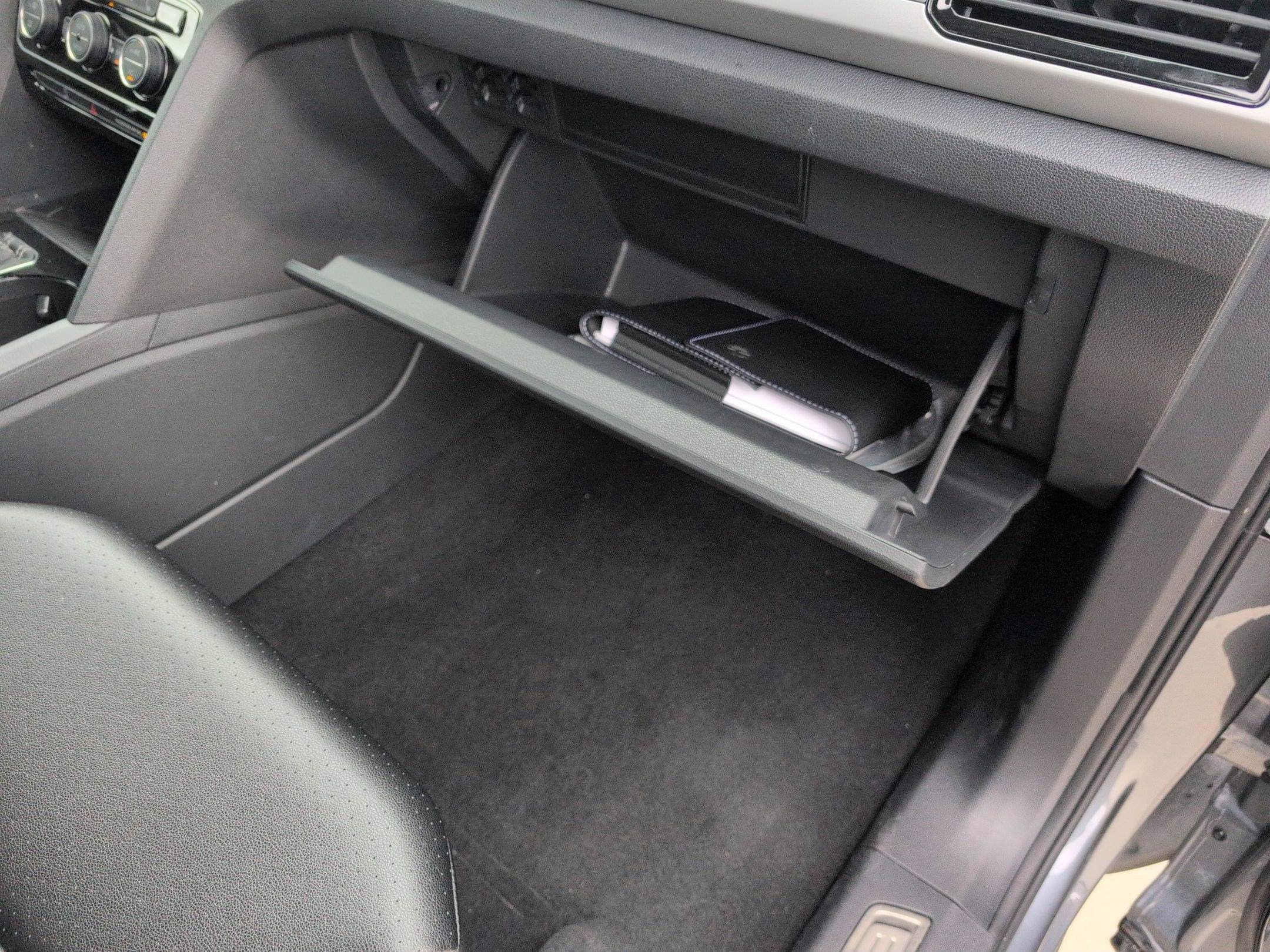 Used 2022 Volkswagen Atlas Cross Sport SE image 31