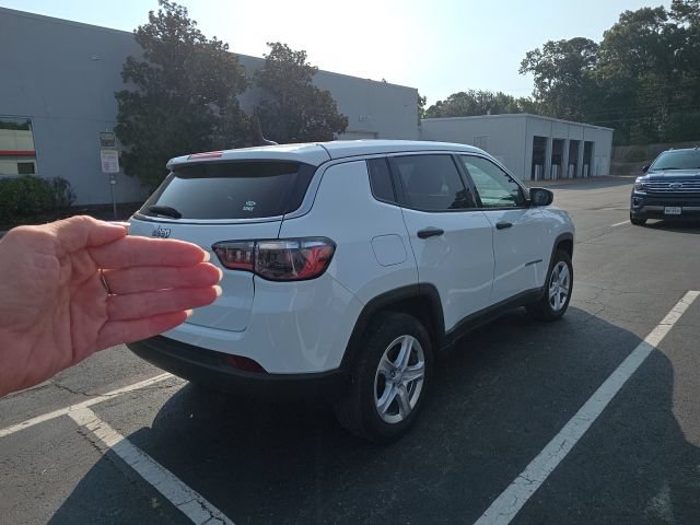 Used 2023 Jeep Compass Sport AWD/4WD image 5