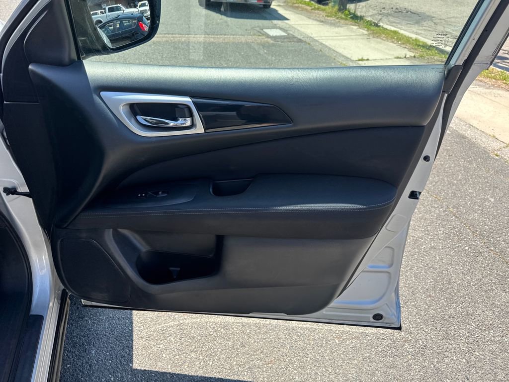 Used 2017 Nissan Pathfinder SV FWD image 41