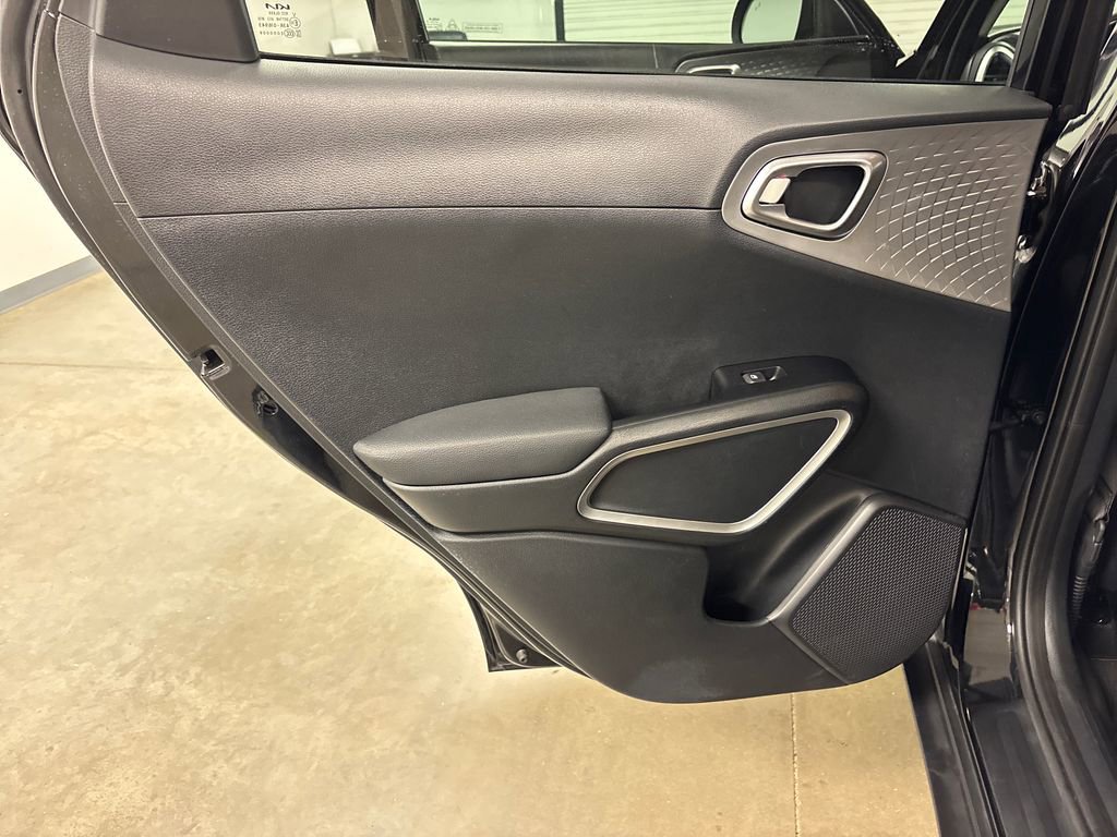 Used 2025 Kia Soul LX w/ LX Technology Package FWD image 27