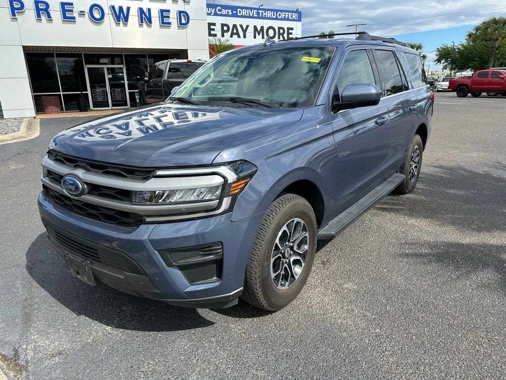 Used 2023 Ford Expedition XLT image 2