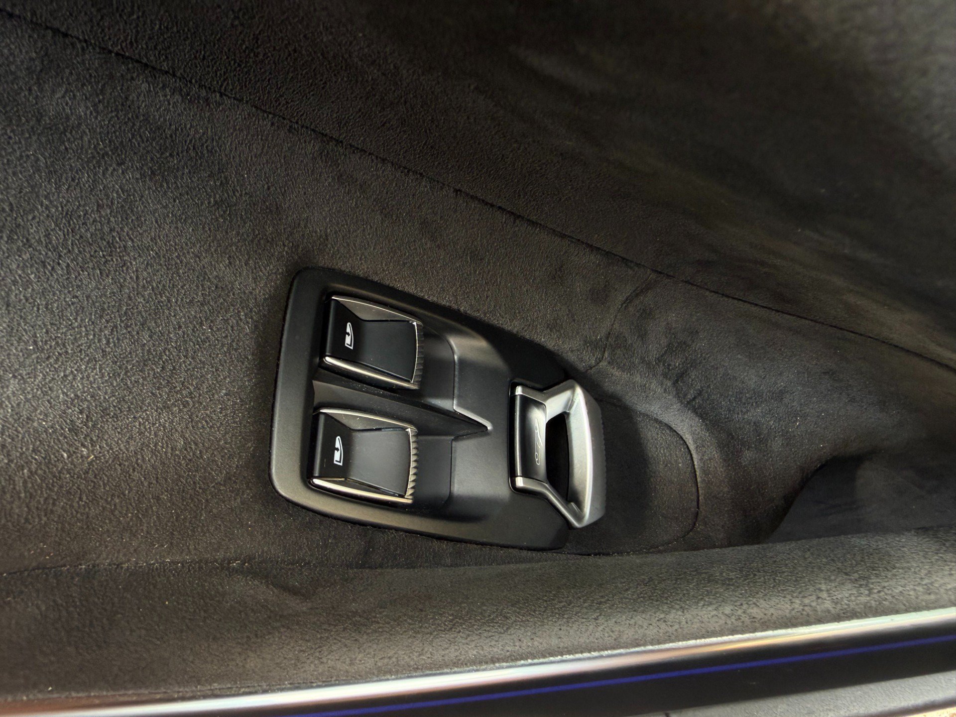Used 2024 McLaren Artura RWD image 41