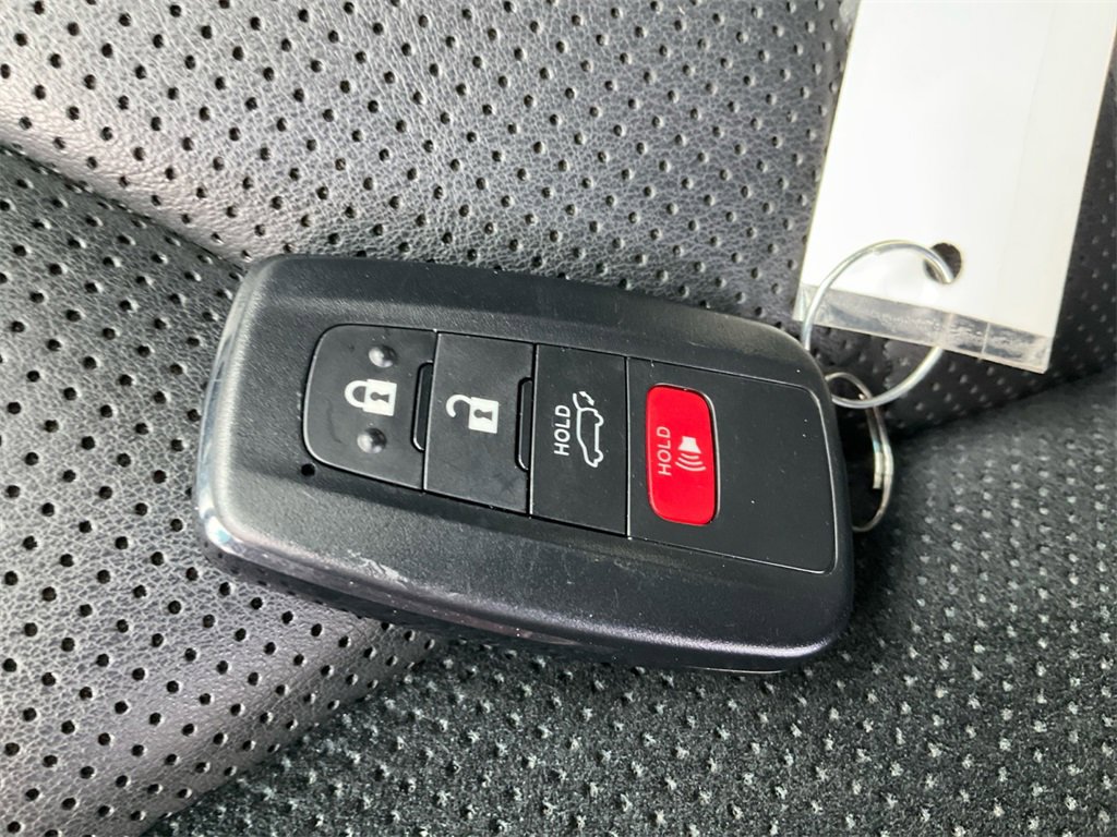 Used 2022 Toyota Avalon XSE image 37