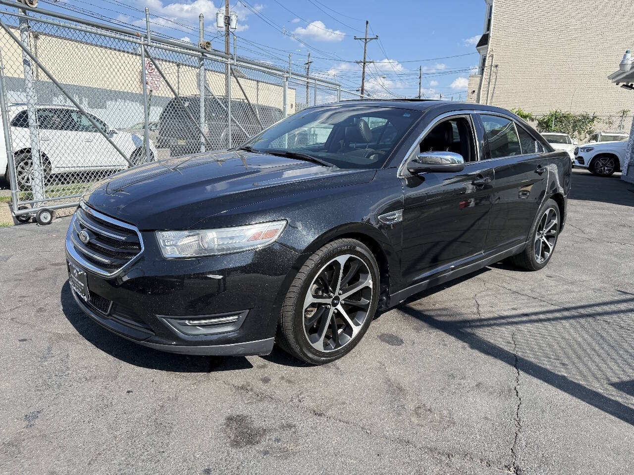Used 2014 Ford Taurus Limited w/ Equipment Group 301A AWD/4WD image 2
