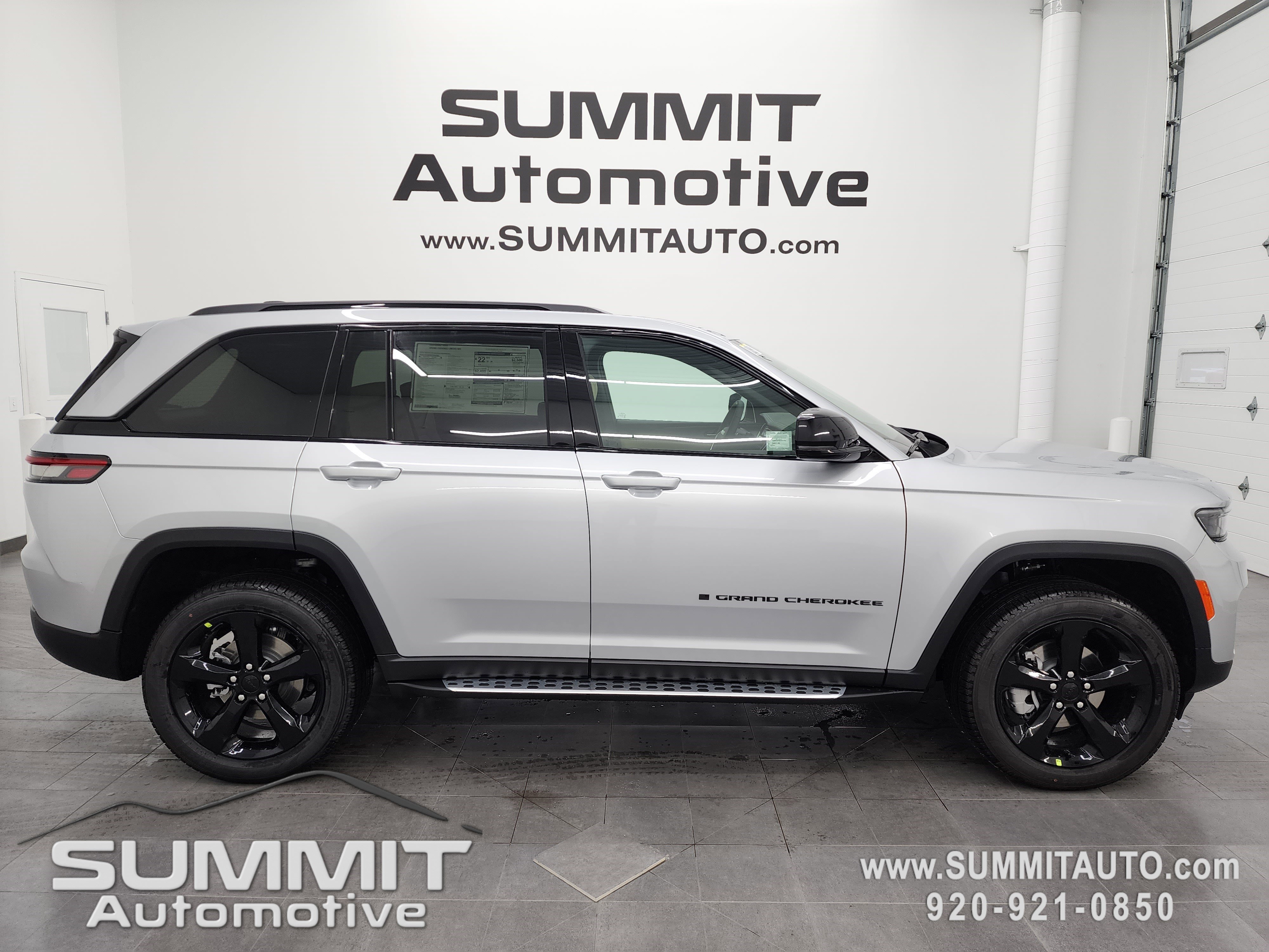 New 2025 Jeep Grand Cherokee Limited w/ Black Appearance Package 360° Tour