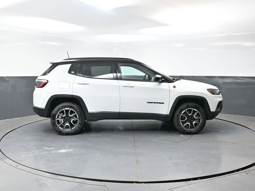 Used 2025 Jeep Compass Trailhawk AWD/4WD image 4