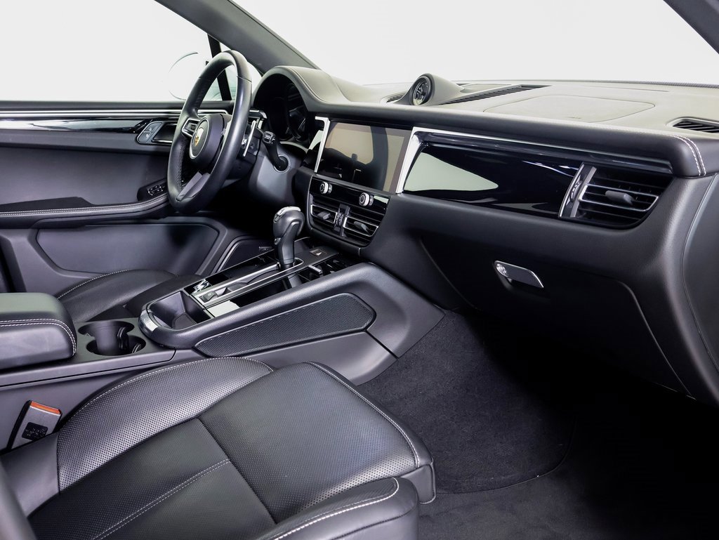 Certified 2024 Porsche Macan w/ Premium Plus Package image 7