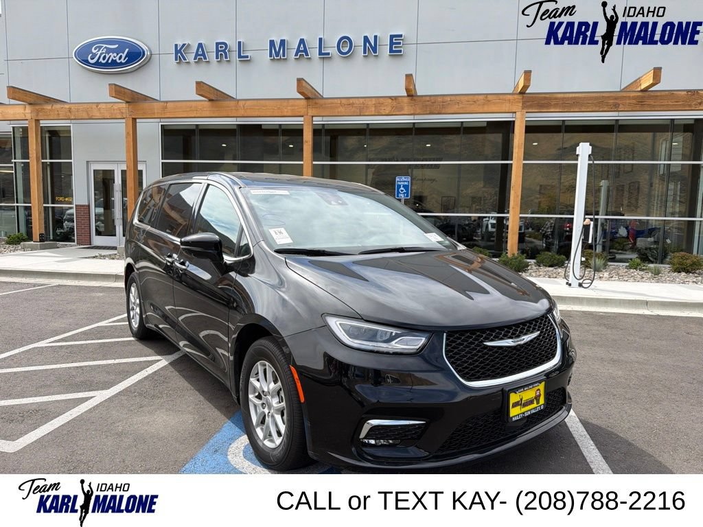 Used 2025 Chrysler Pacifica Select FWD image 1