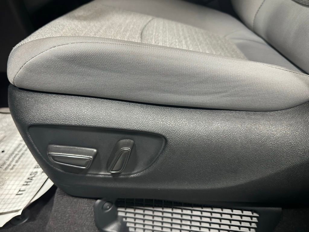 Used 2025 Toyota Sienna LE image 12