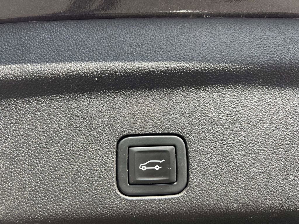 Used 2021 GMC Yukon SLT w/ SLT Luxury Plus Package image 10