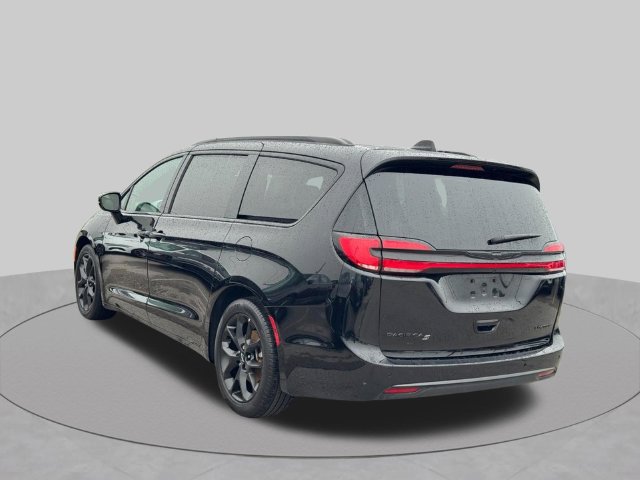 Used 2025 Chrysler Pacifica Limited FWD image 7