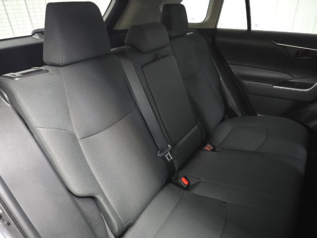 Used 2021 Toyota RAV4 LE AWD/4WD image 16