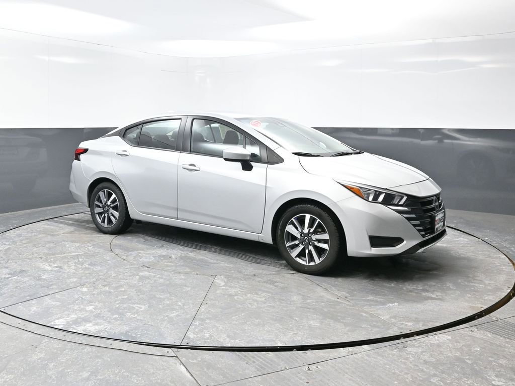 Used 2023 Nissan Versa SV image 4