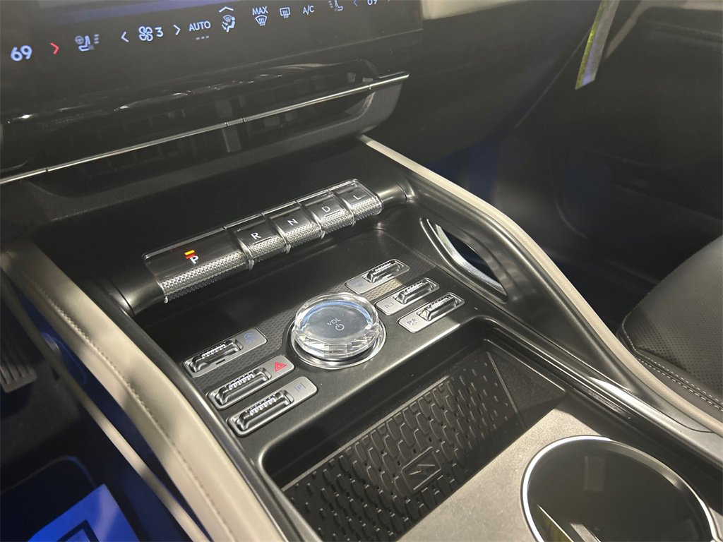 Used 2025 Lincoln Nautilus Premier w/ Equipment Group 102A image 17