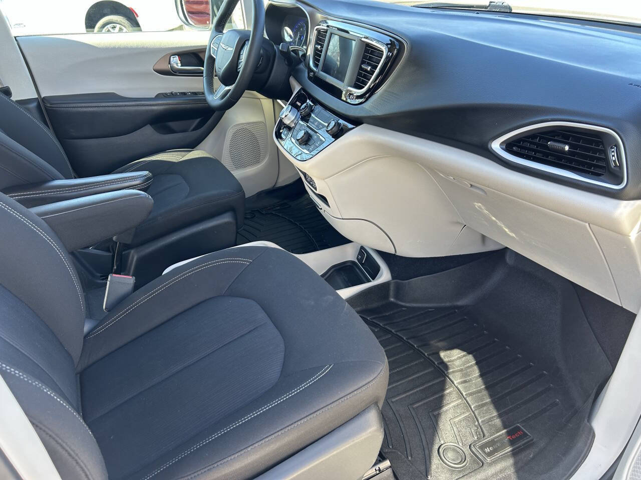 Used 2023 Chrysler Voyager LX FWD image 24