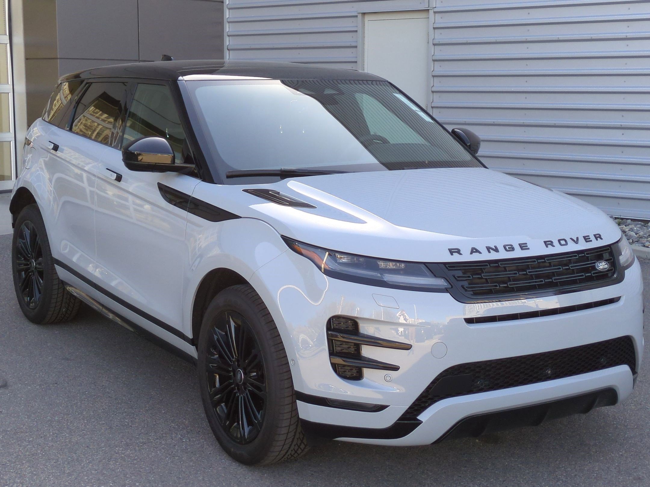 New 2026 Land Rover Range Rover Evoque Dynamic SE image 3