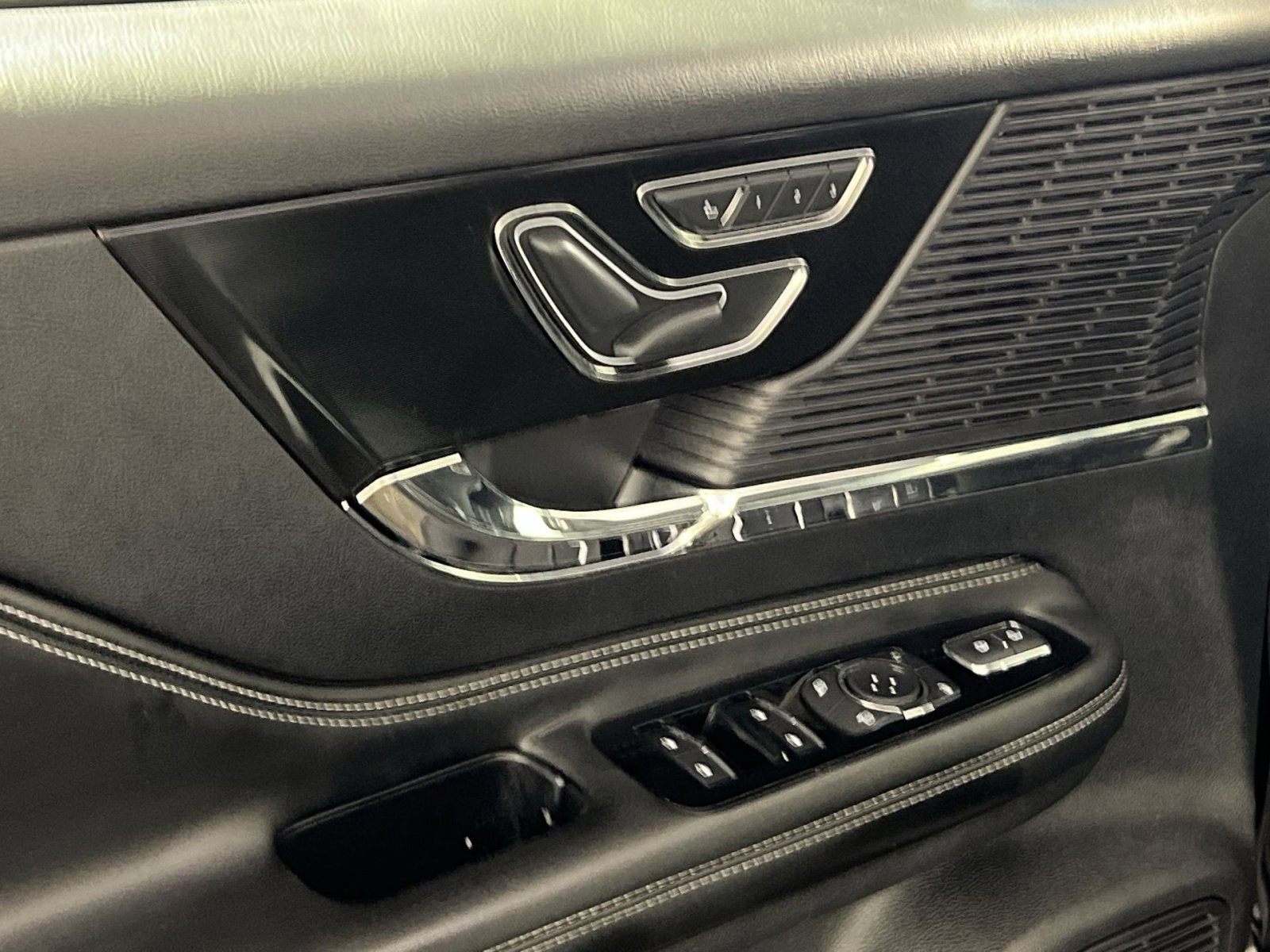 Used 2022 Lincoln Corsair AWD w/ Equipment Group 101A image 13