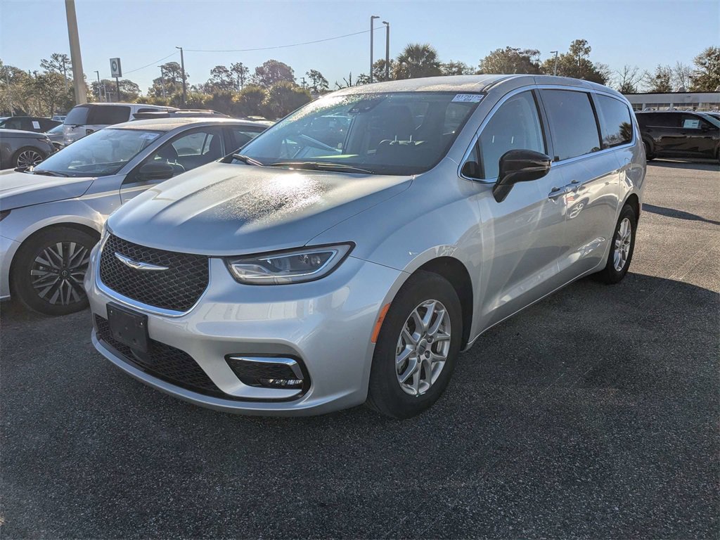 Used 2024 Chrysler Pacifica Touring-L image 3