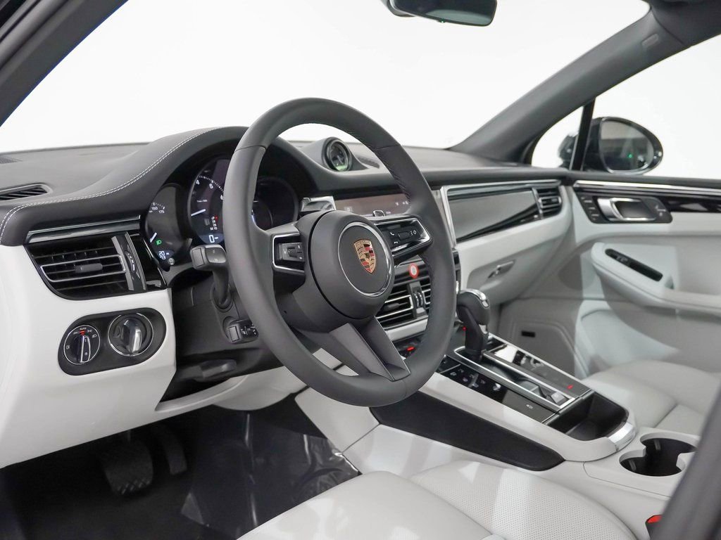 Used 2025 Porsche Macan image 4