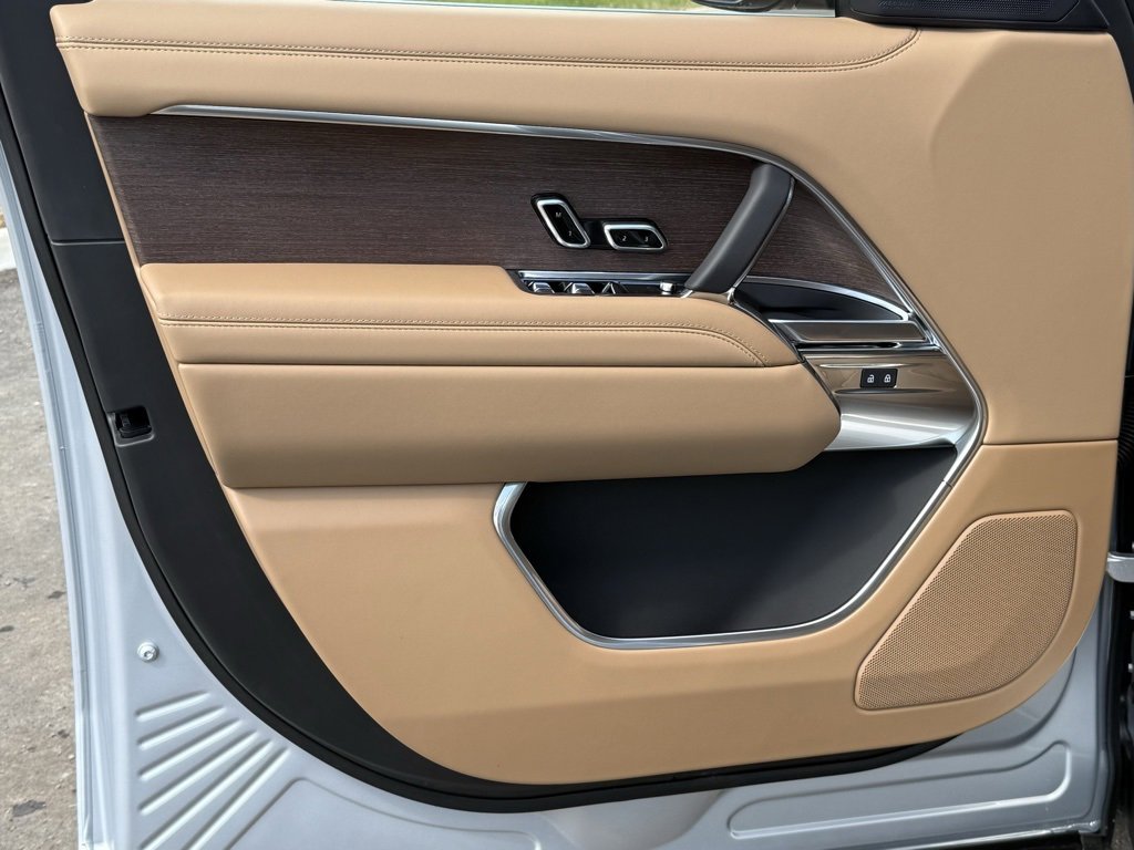 New 2025 Land Rover Range Rover SE image 13