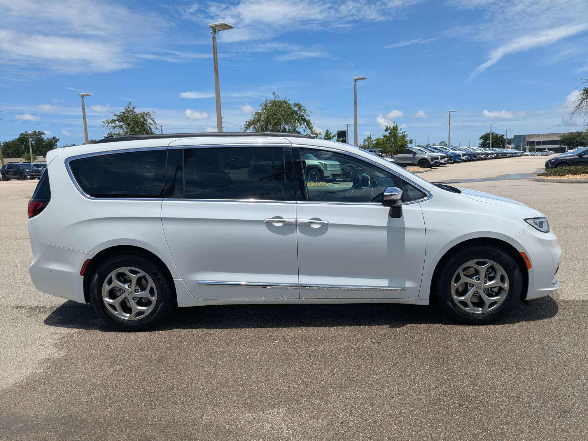 Used 2023 Chrysler Pacifica Limited FWD image 4