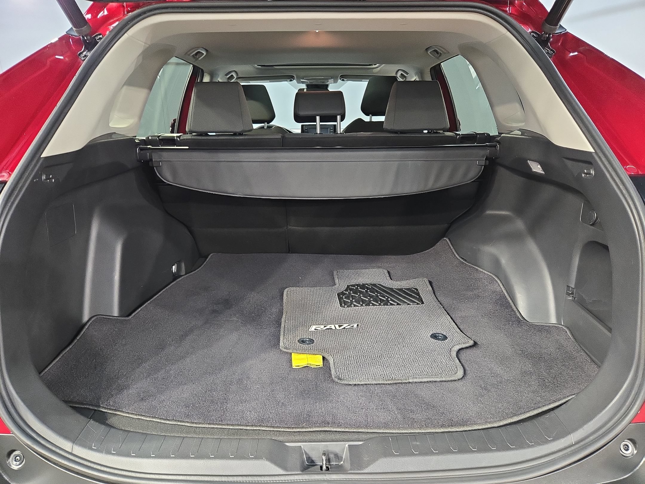 Used 2020 Toyota RAV4 XLE w/ Convenience Package FWD image 18
