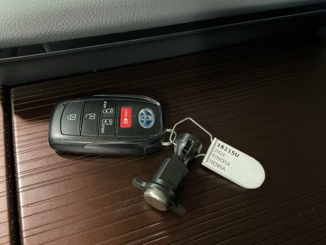 Used 2024 Toyota Sienna LE image 23
