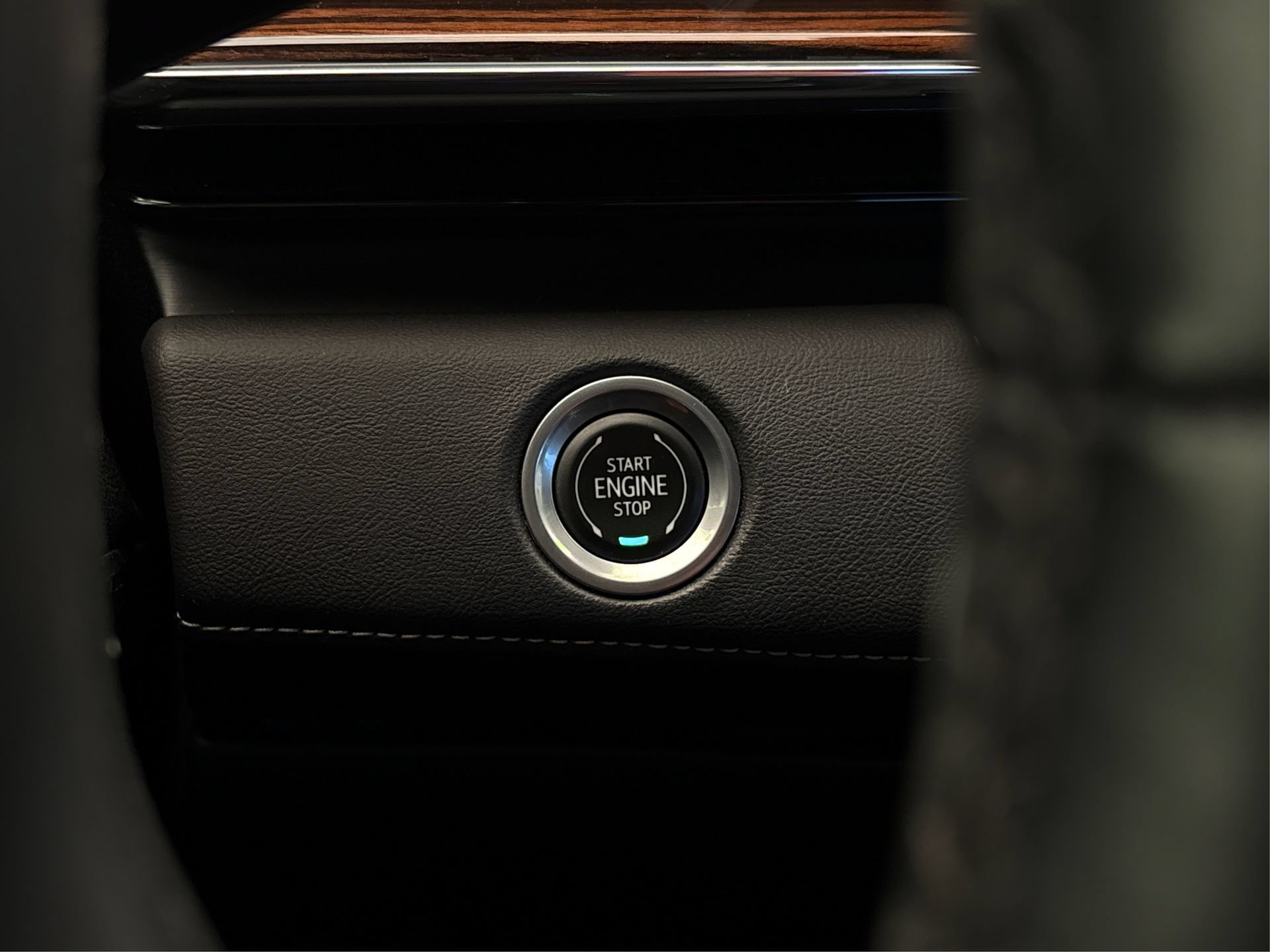 Certified 2022 Cadillac Escalade Premium Luxury w/ Performance Package AWD/4WD image 27