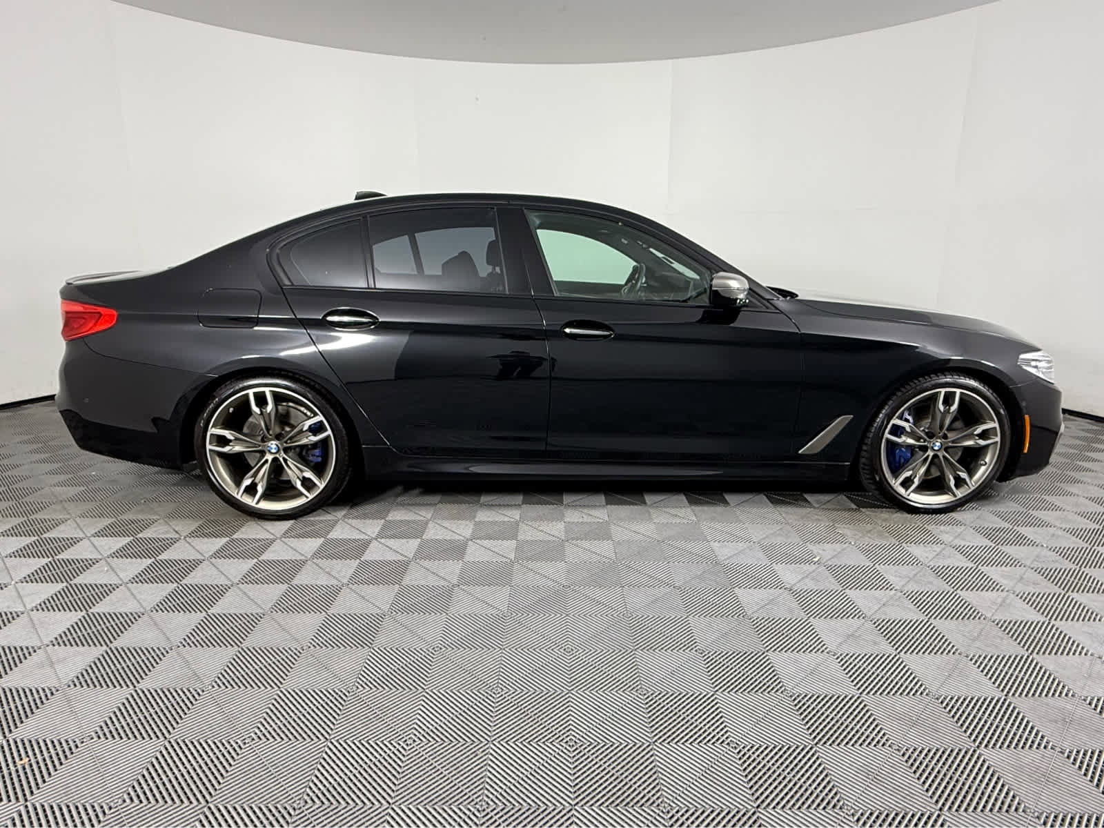 Used 2018 BMW M550i xDrive AWD/4WD image 2