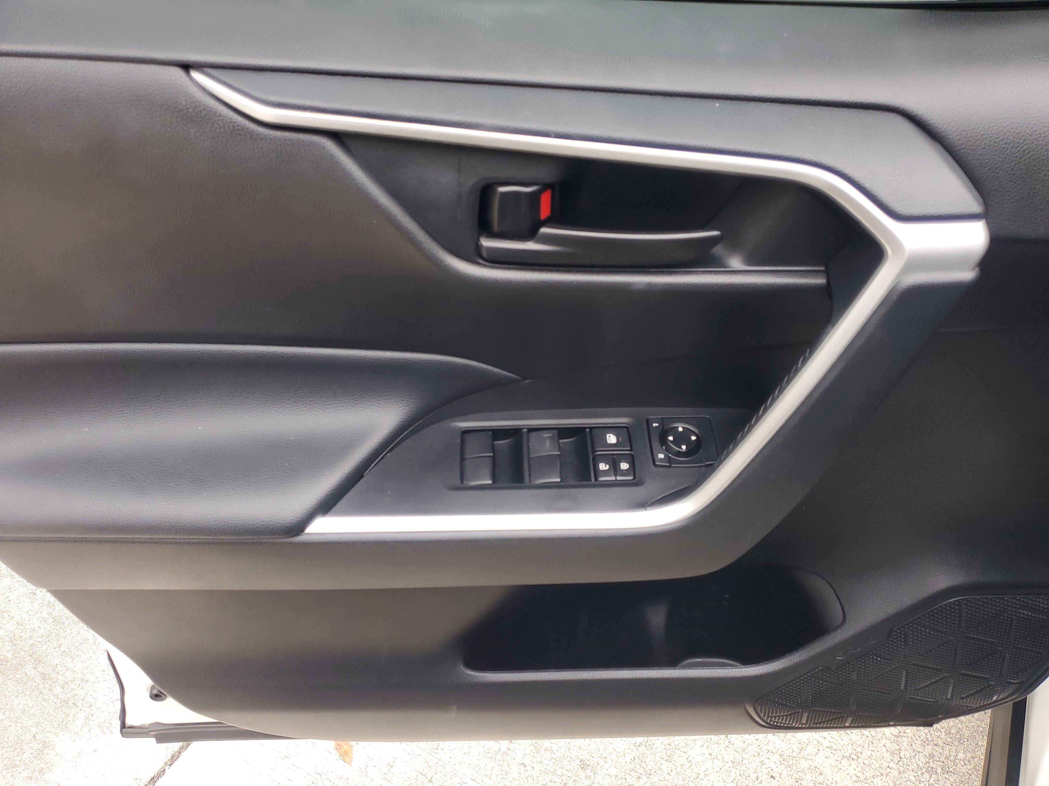 Used 2021 Toyota RAV4 LE image 17