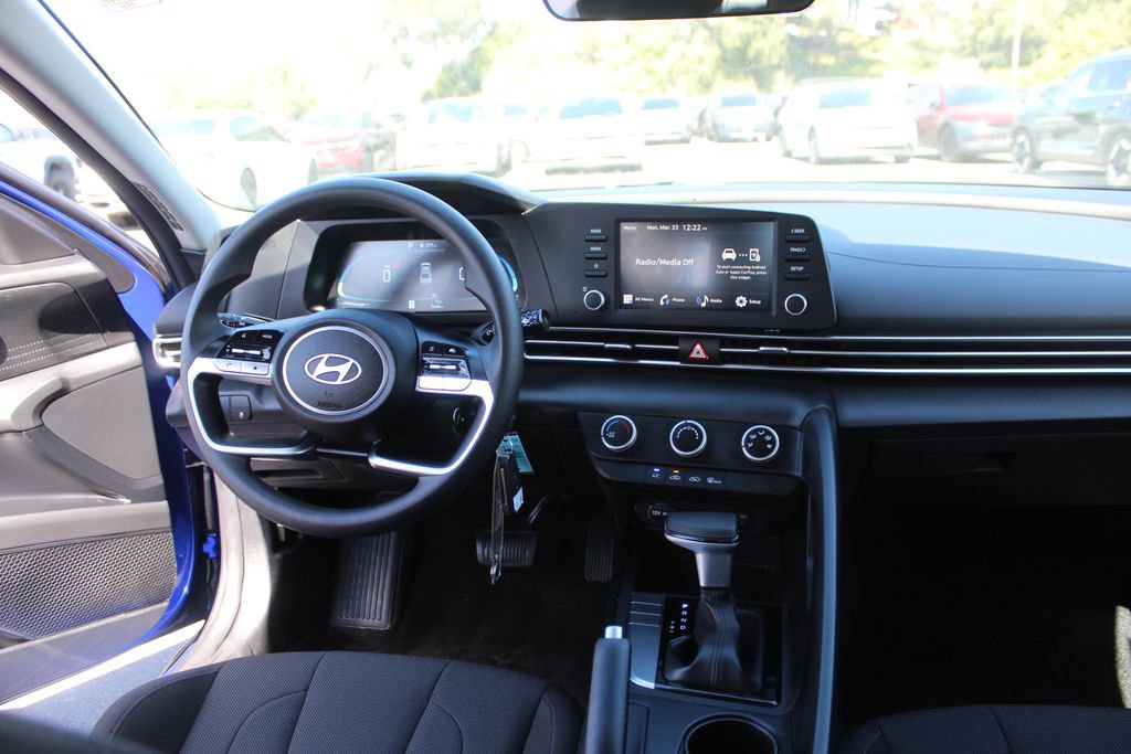 Used 2025 Hyundai Elantra SE image 16