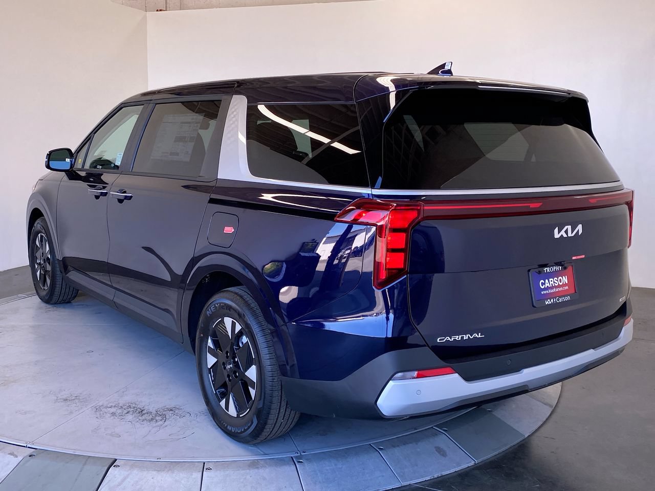 New 2027 Kia Carnival LXS FWD image 3
