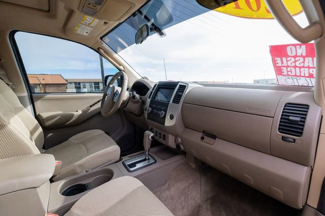 Used 2010 Nissan Frontier SE w/ Moonroof Pkg image 19