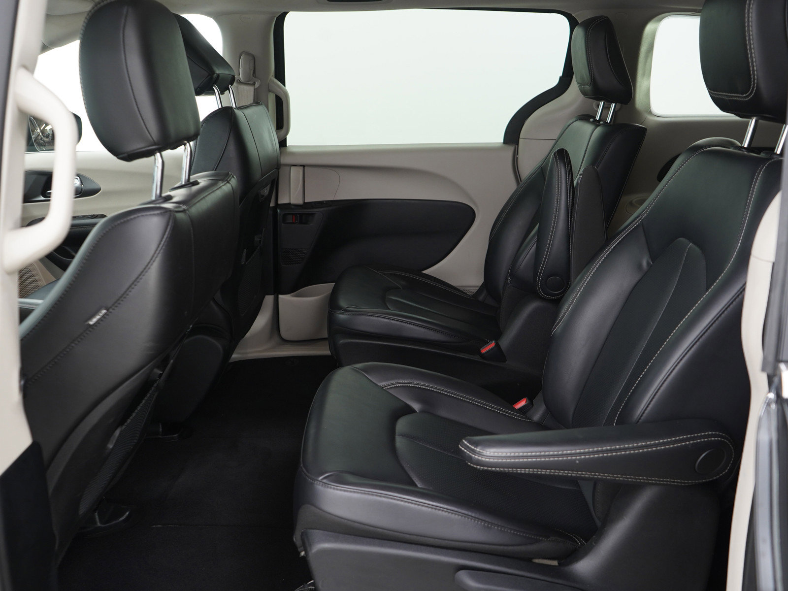 Used 2023 Chrysler Pacifica Touring-L image 14