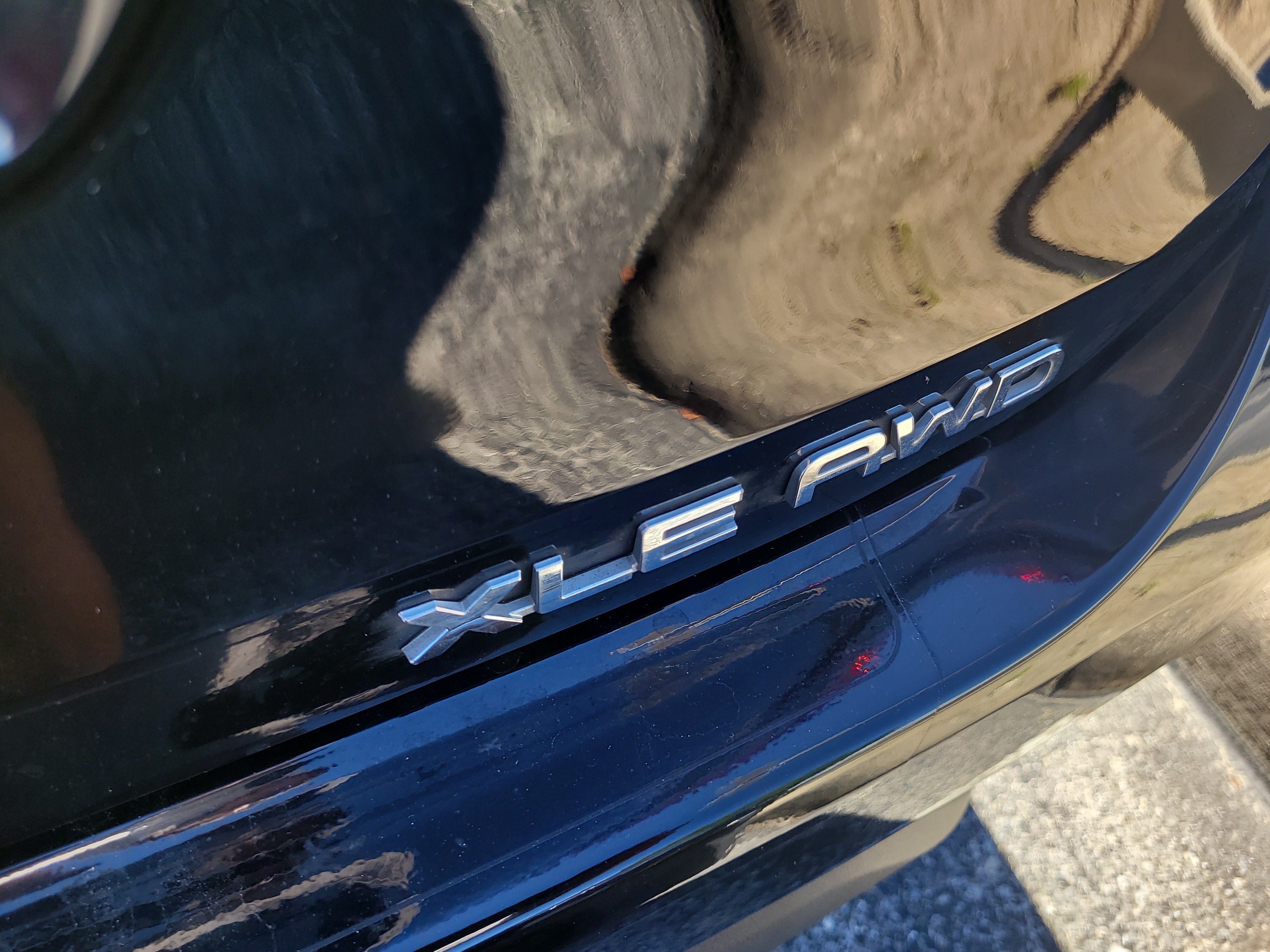 Used 2020 Toyota Highlander XLE AWD/4WD image 11