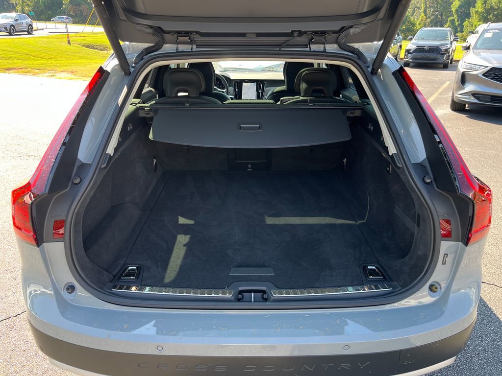 Certified 2024 Volvo V90 B6 Cross Country Plus image 27