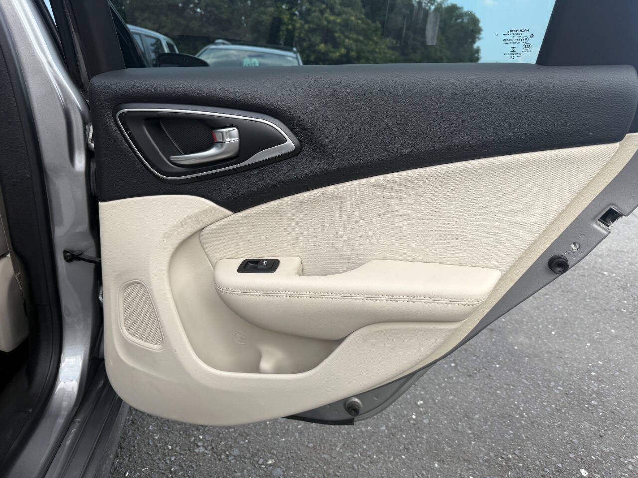Used 2015 Chrysler 200 Limited w/ Convenience Group FWD image 27
