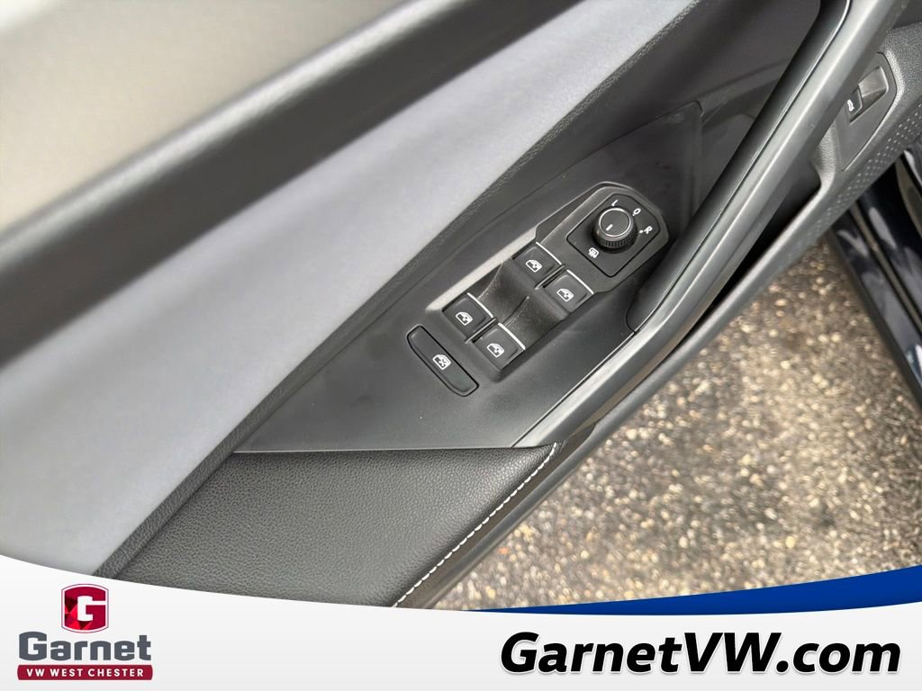 Used 2025 Volkswagen Jetta SE w/ Sunroof Package image 11