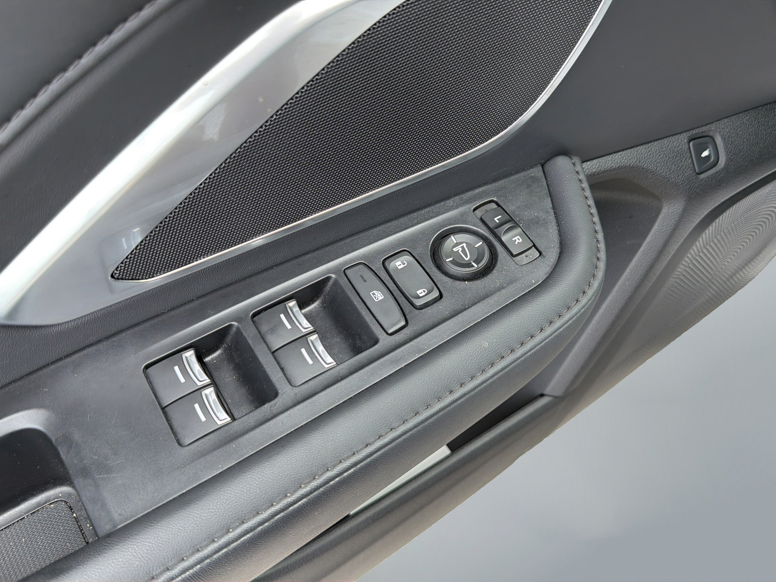 Used 2024 Acura RDX SH-AWD image 33