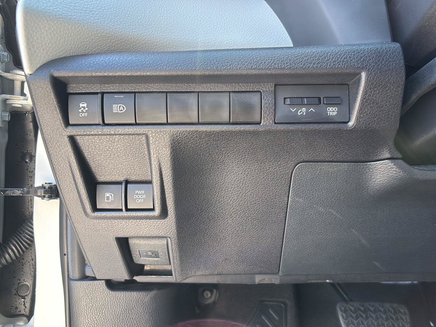 Used 2026 Toyota Sienna LE FWD image 28