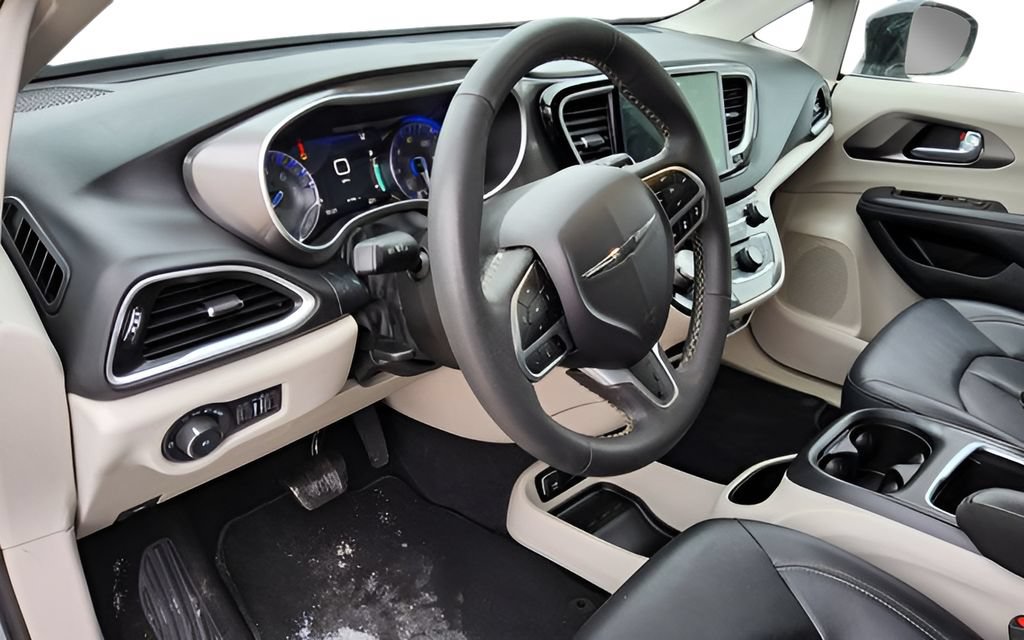 Used 2024 Chrysler Pacifica Touring-L FWD image 43